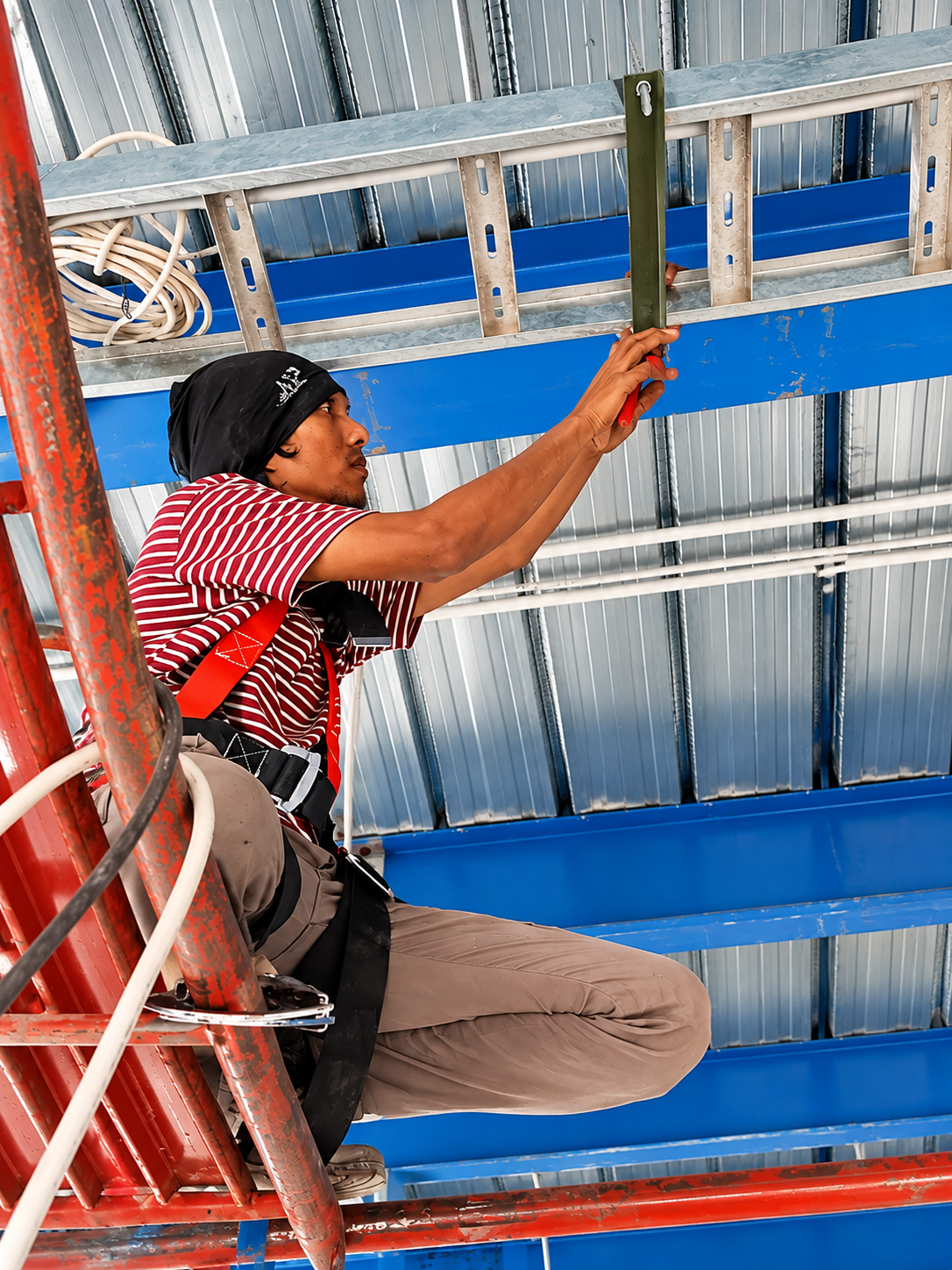 Pemasangan kabel tray area produksi
