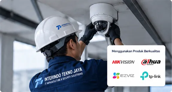 Teknisi Interindo Tekno Jaya memasang kamera CCTV